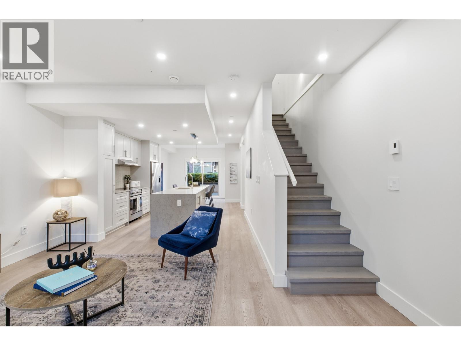 2 115 W QUEENS ROAD, North Vancouver