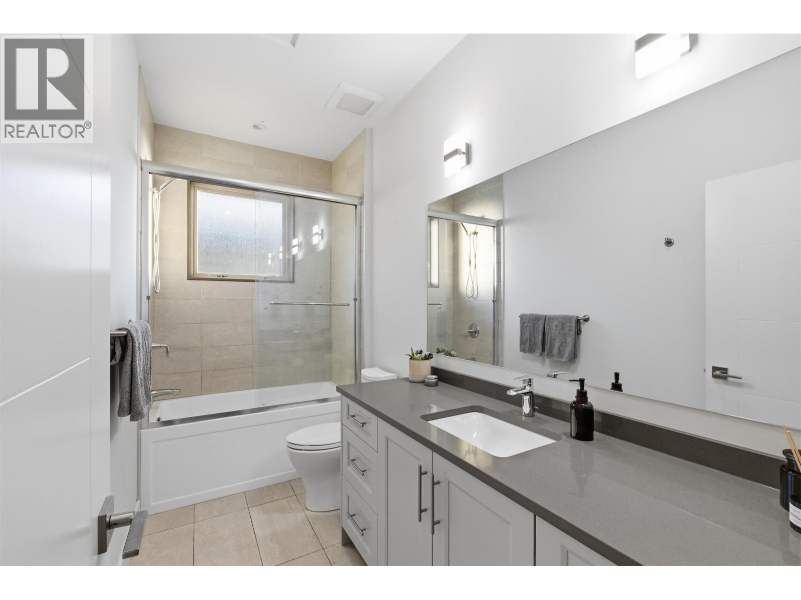 2 115 W QUEENS ROAD, North Vancouver