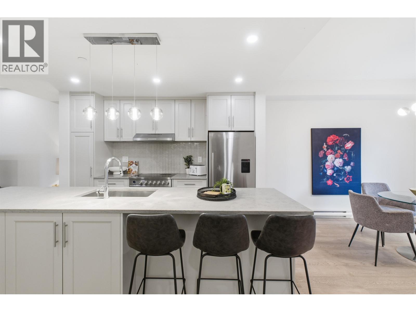 2 115 W QUEENS ROAD, North Vancouver