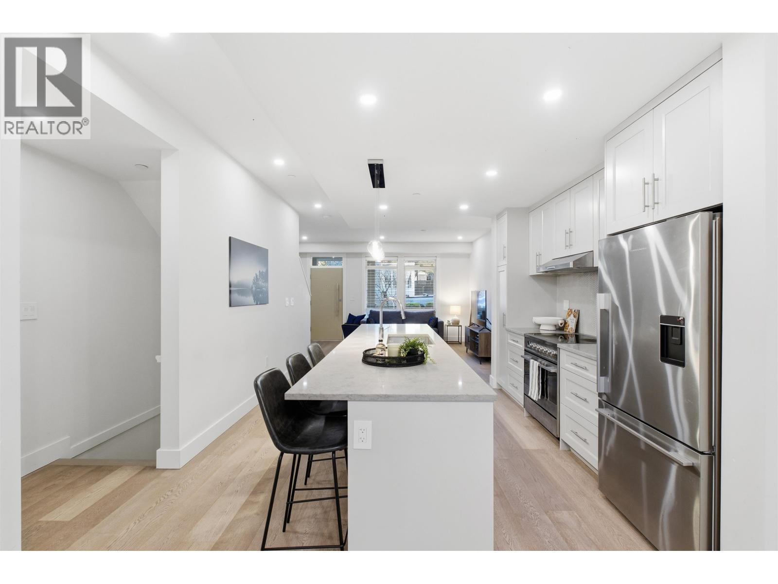 2 115 W QUEENS ROAD, North Vancouver