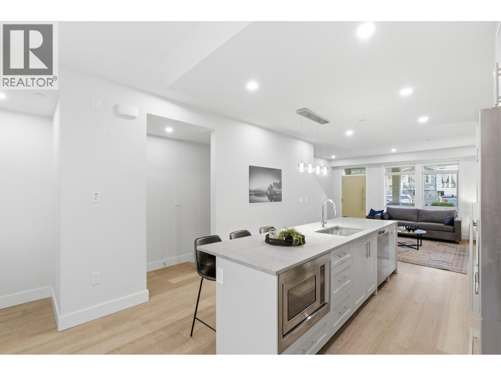 2 115 W QUEENS ROAD, North Vancouver