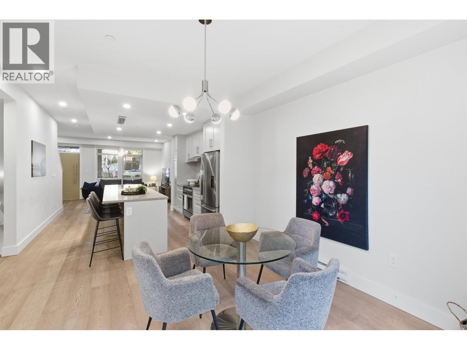 2 115 W QUEENS ROAD, North Vancouver