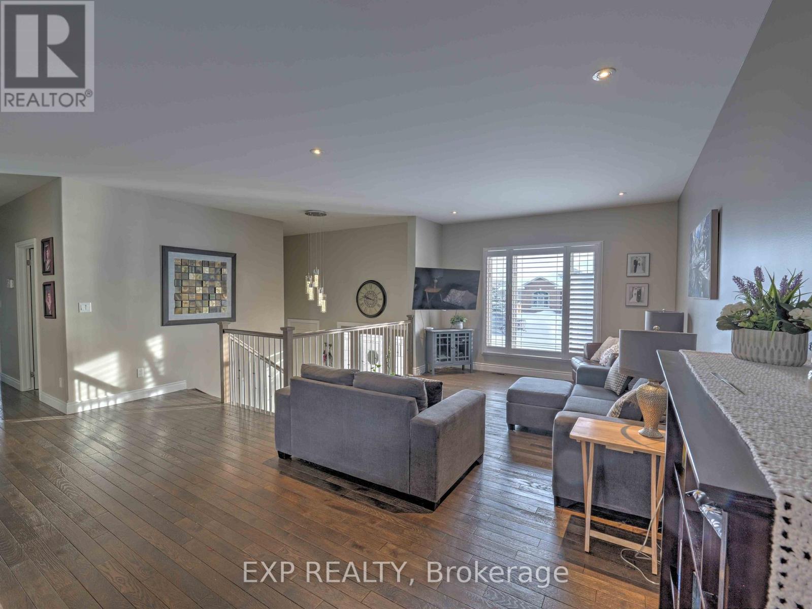 1093 Cloverdale photo 5