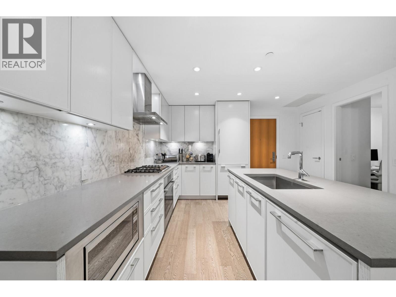 201 3220 CONNAUGHT CRESCENT, North Vancouver