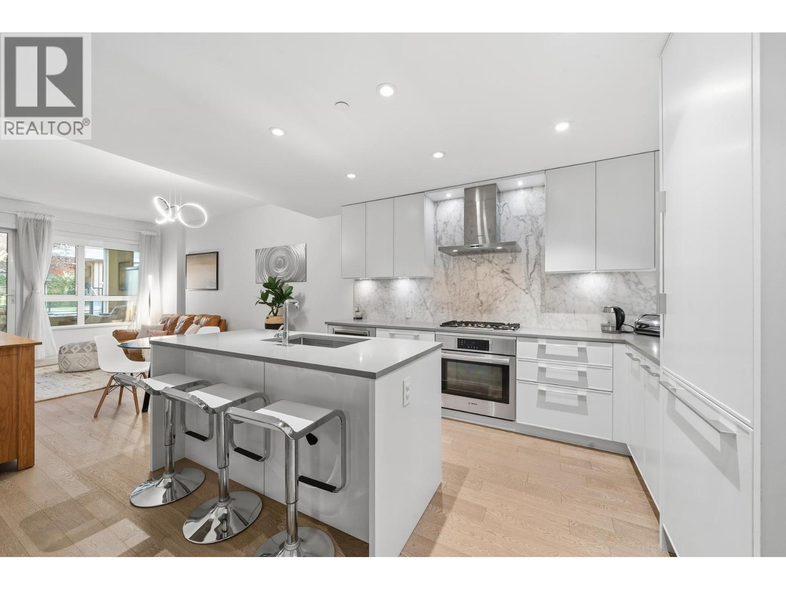 201 3220 CONNAUGHT CRESCENT, North Vancouver