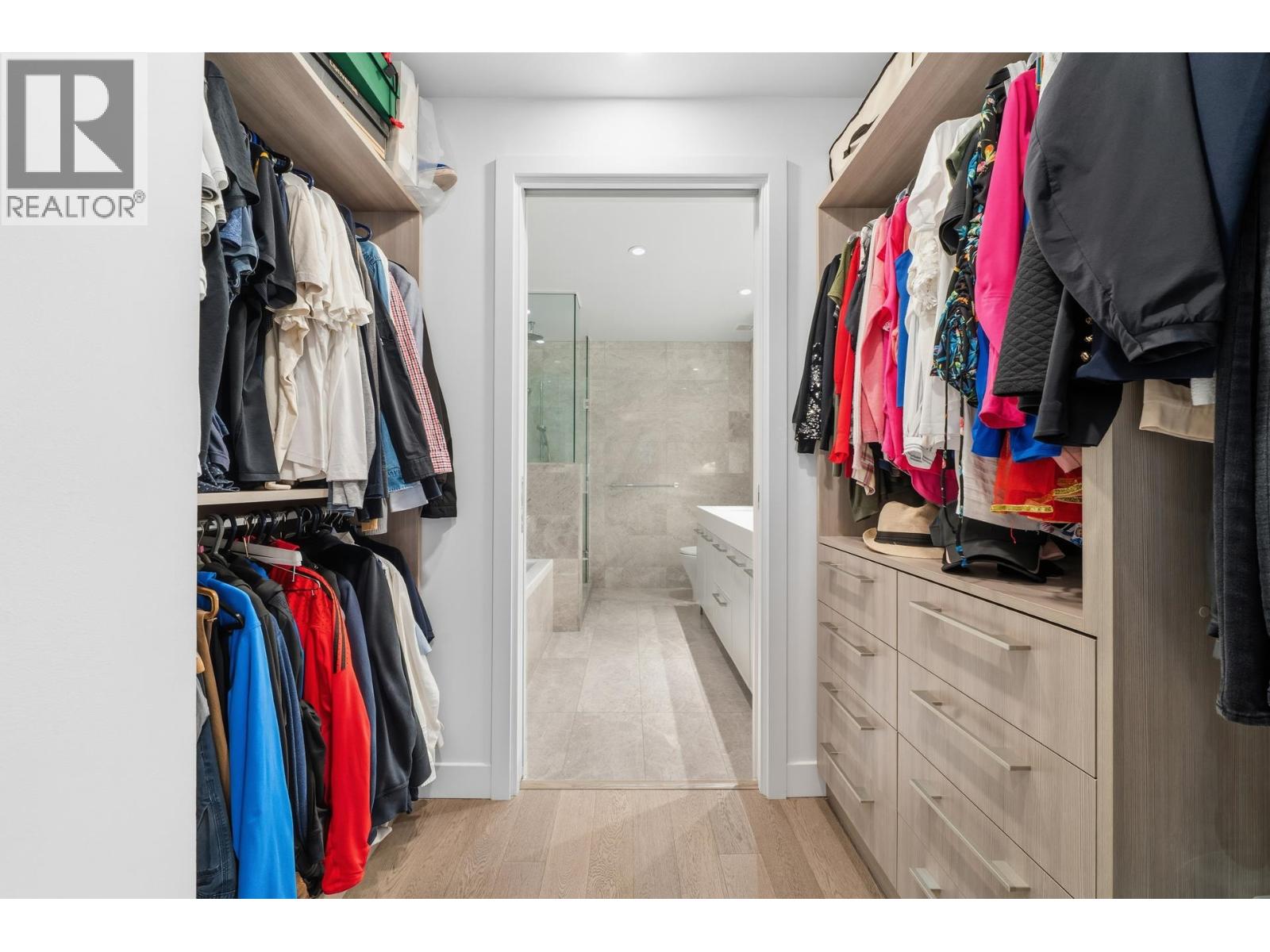 201 3220 CONNAUGHT CRESCENT, North Vancouver