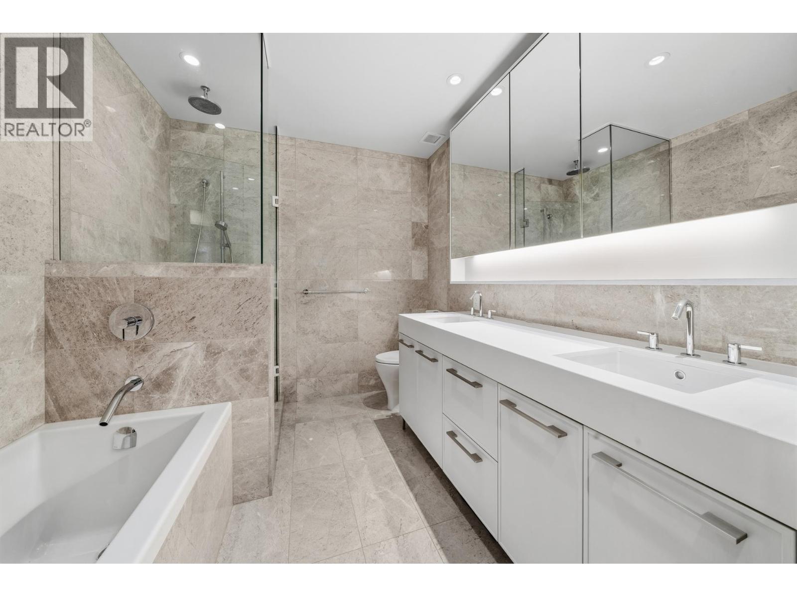 201 3220 CONNAUGHT CRESCENT, North Vancouver