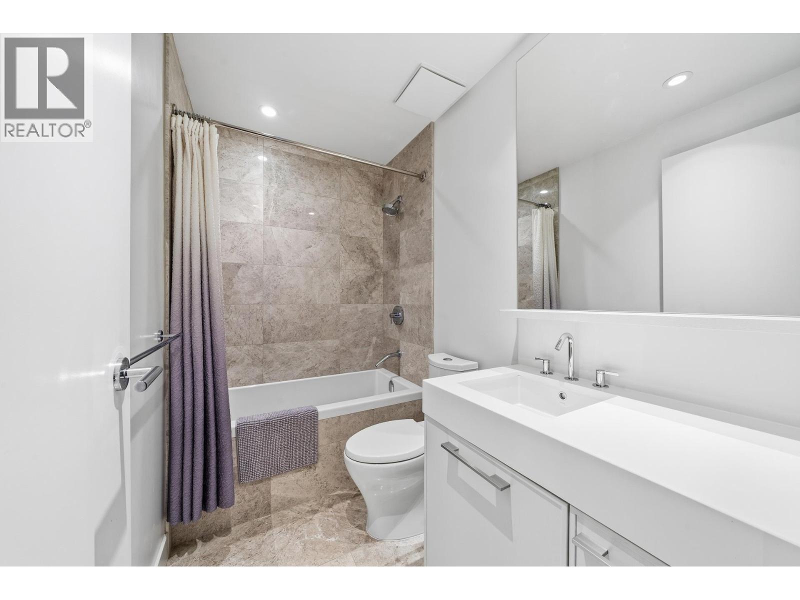 201 3220 CONNAUGHT CRESCENT, North Vancouver