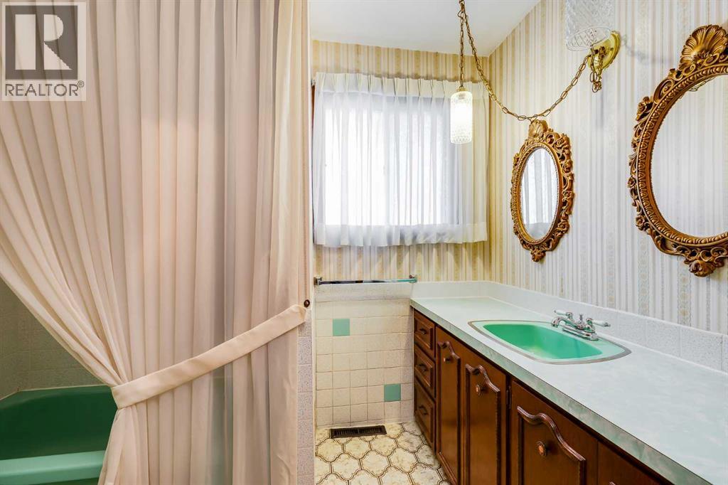 Single Family House Bi-level for Sale in  Hunts Crescent NW Huntington Hills Calgary 