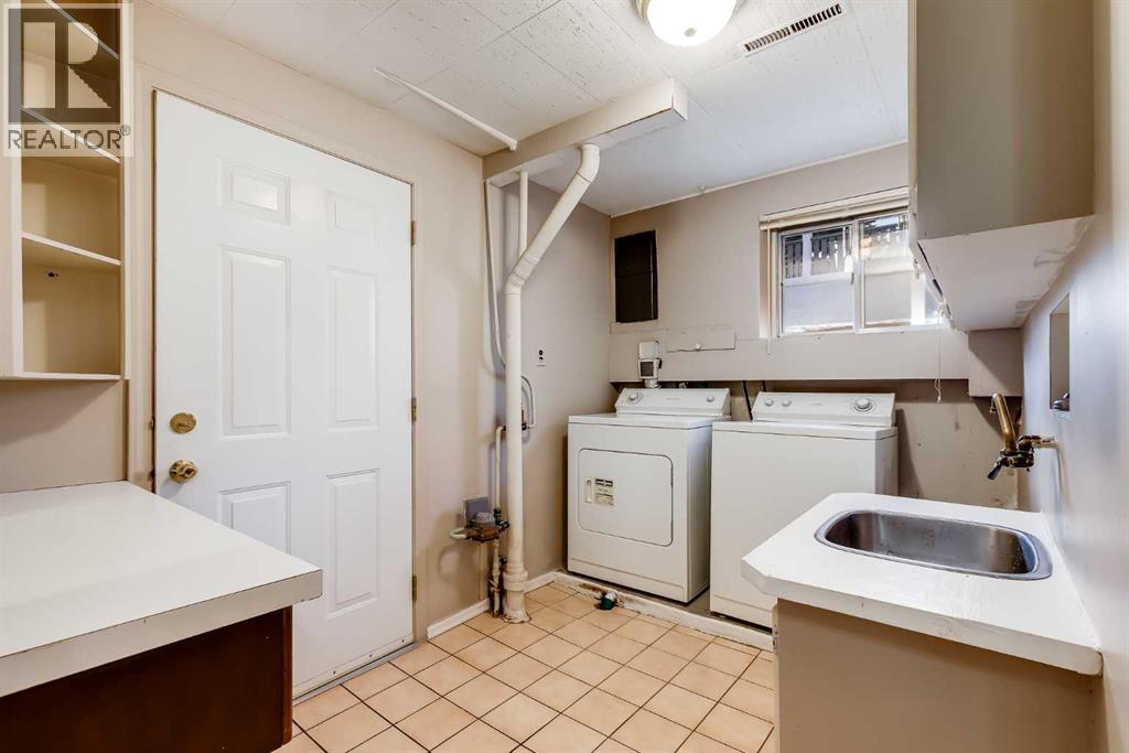 Single Family House Bi-level for Sale in  Hunts Crescent NW Huntington Hills Calgary 