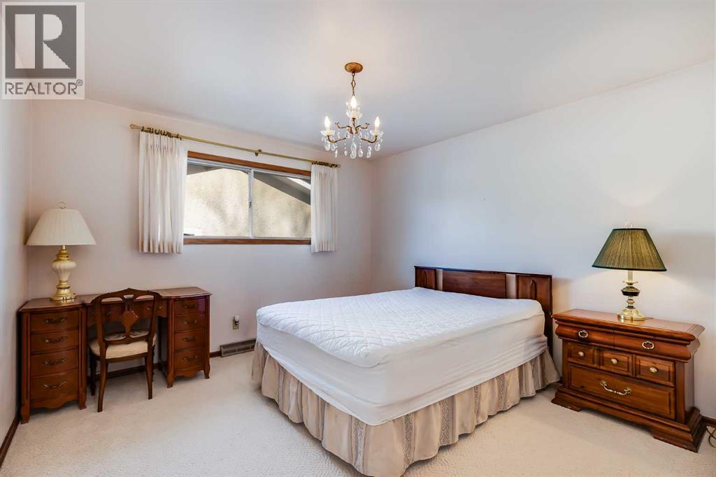 Single Family House Bi-level for Sale in  Hunts Crescent NW Huntington Hills Calgary 