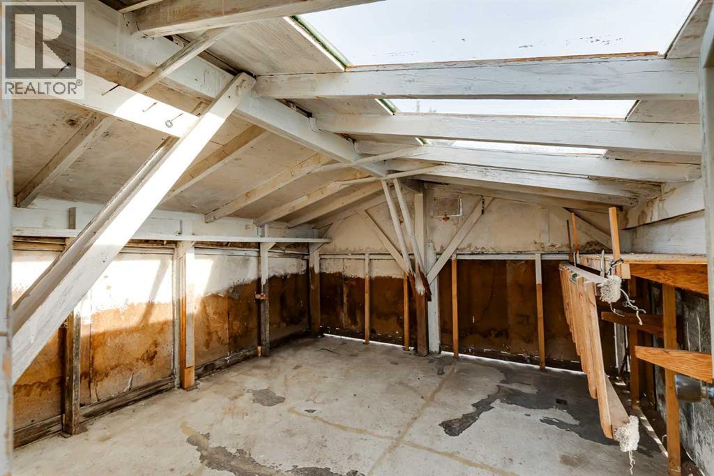 Single Family House Bi-level for Sale in  Hunts Crescent NW Huntington Hills Calgary 