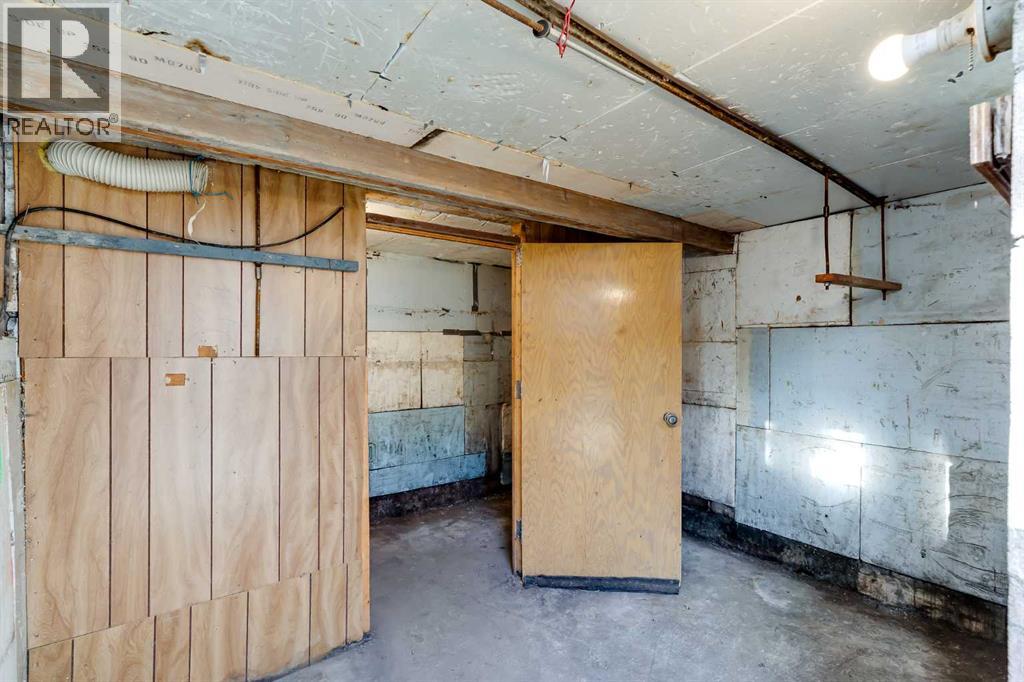 Single Family House Bi-level for Sale in  Hunts Crescent NW Huntington Hills Calgary 