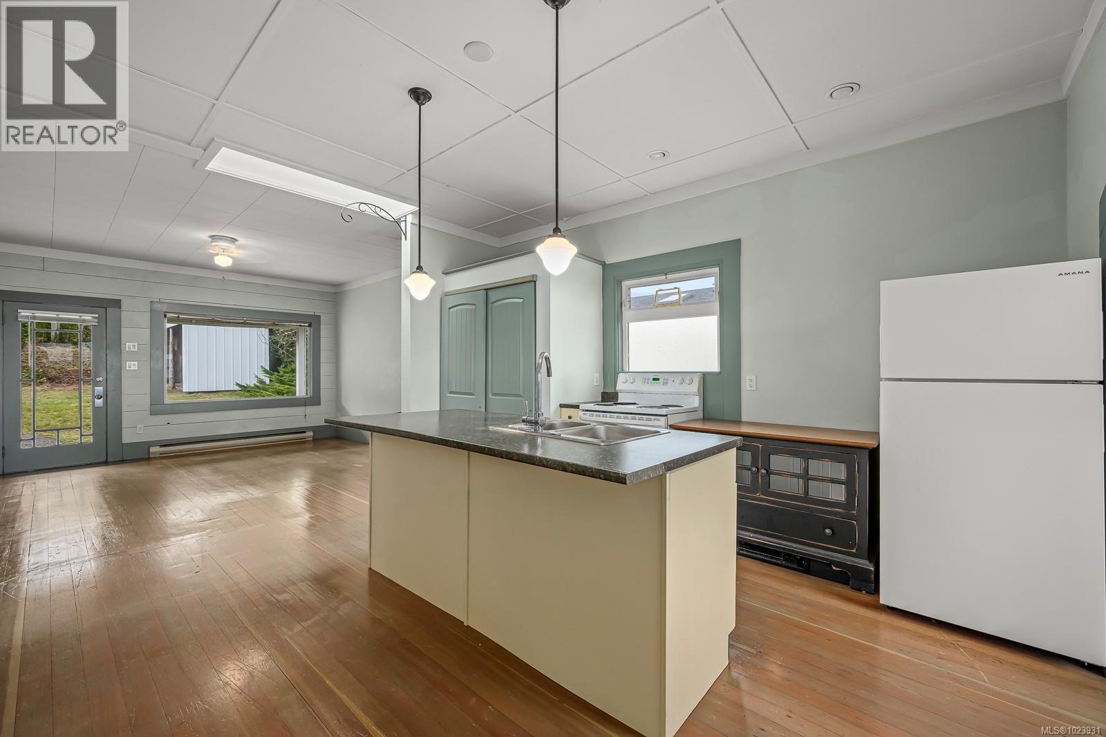 5642 ISLAND HWY S - 10