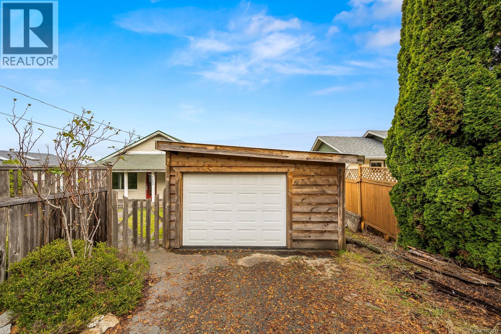 5642 ISLAND HWY S - 36