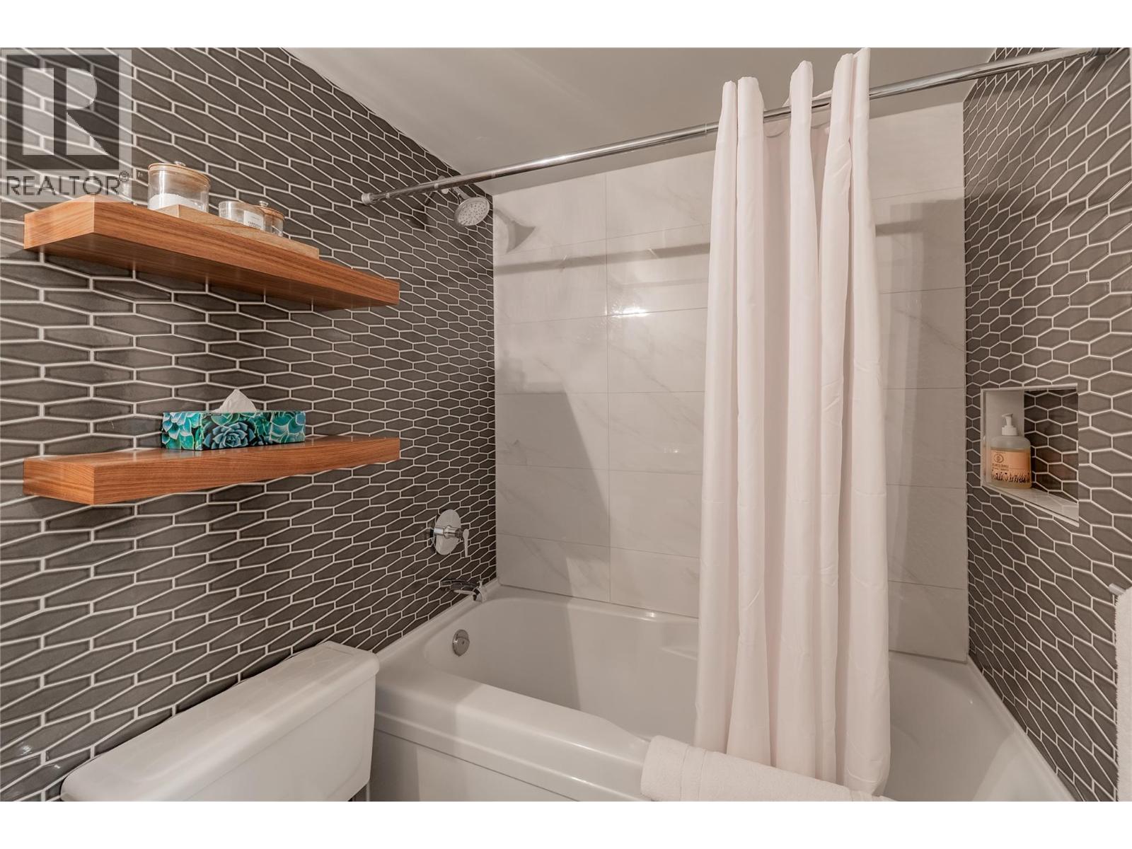 #202 2050 SUMMIT DRIVE - 11