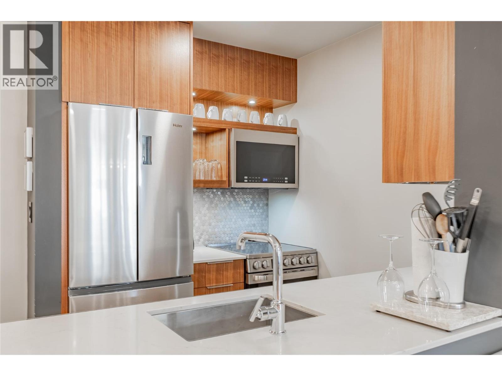 #202 2050 SUMMIT DRIVE - 14