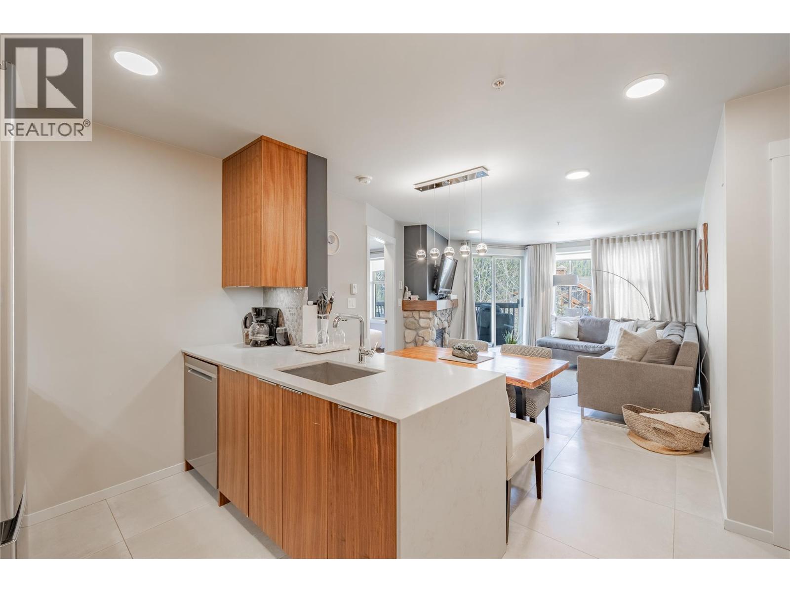 #202 2050 SUMMIT DRIVE - 15