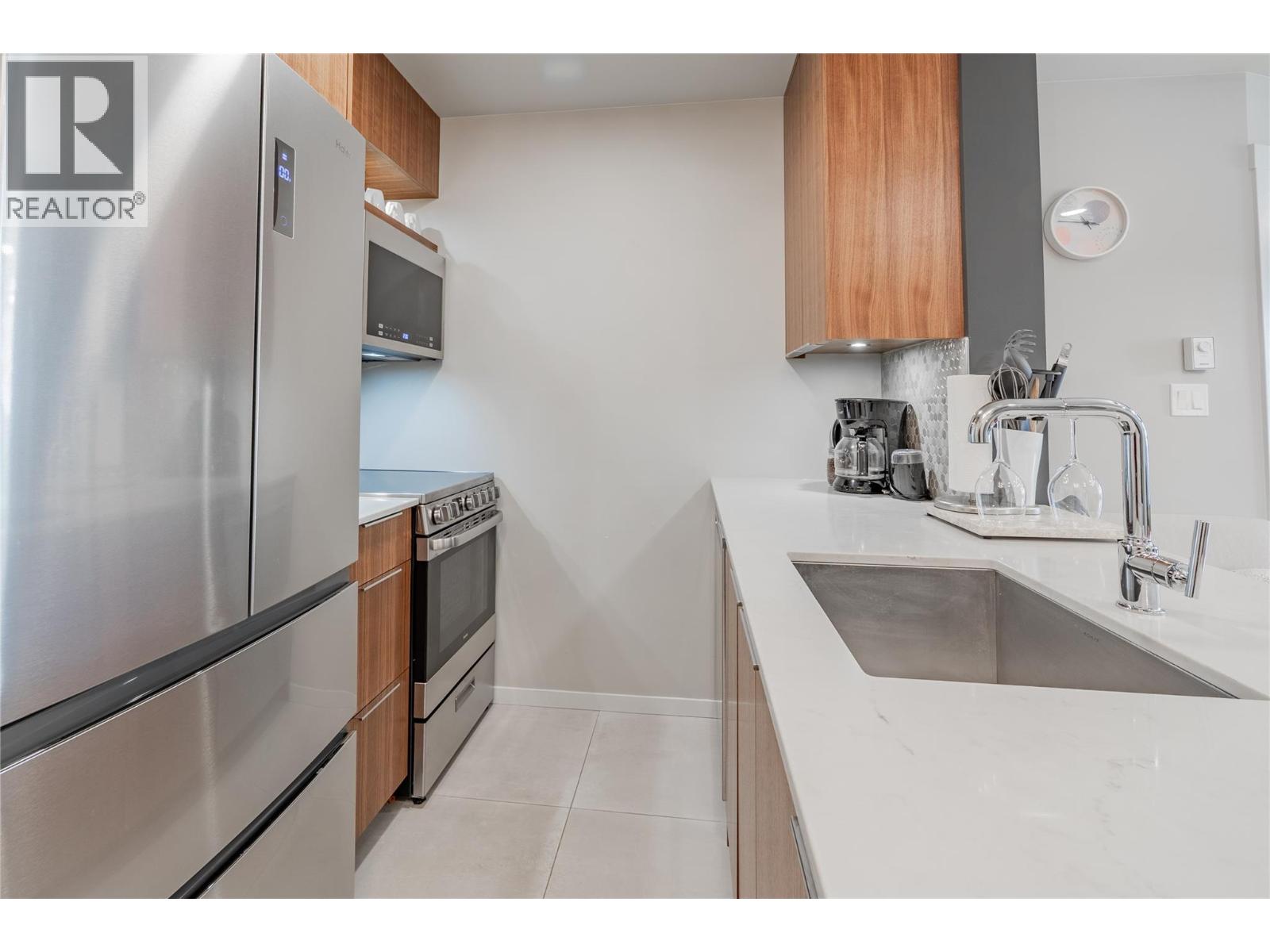 #202 2050 SUMMIT DRIVE - 28