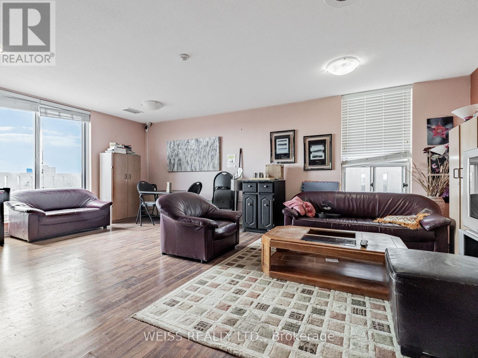 #301 130 NEPTUNE DRIVE - 33