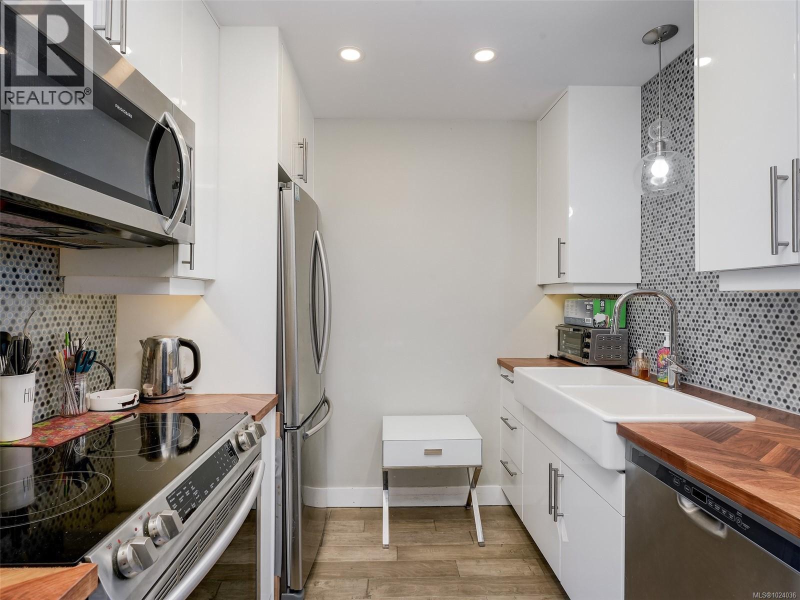 401 3274 Glasgow Avenue, Saanich