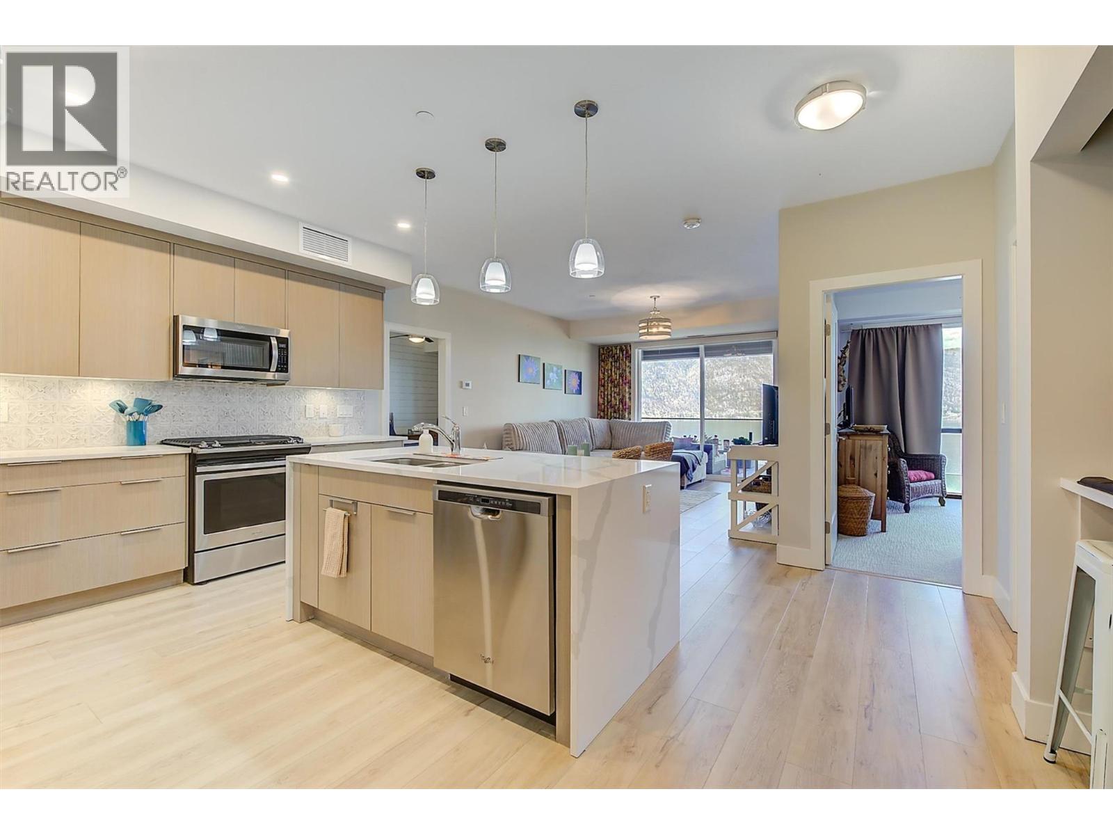 205 3475 Granite Close, Kelowna