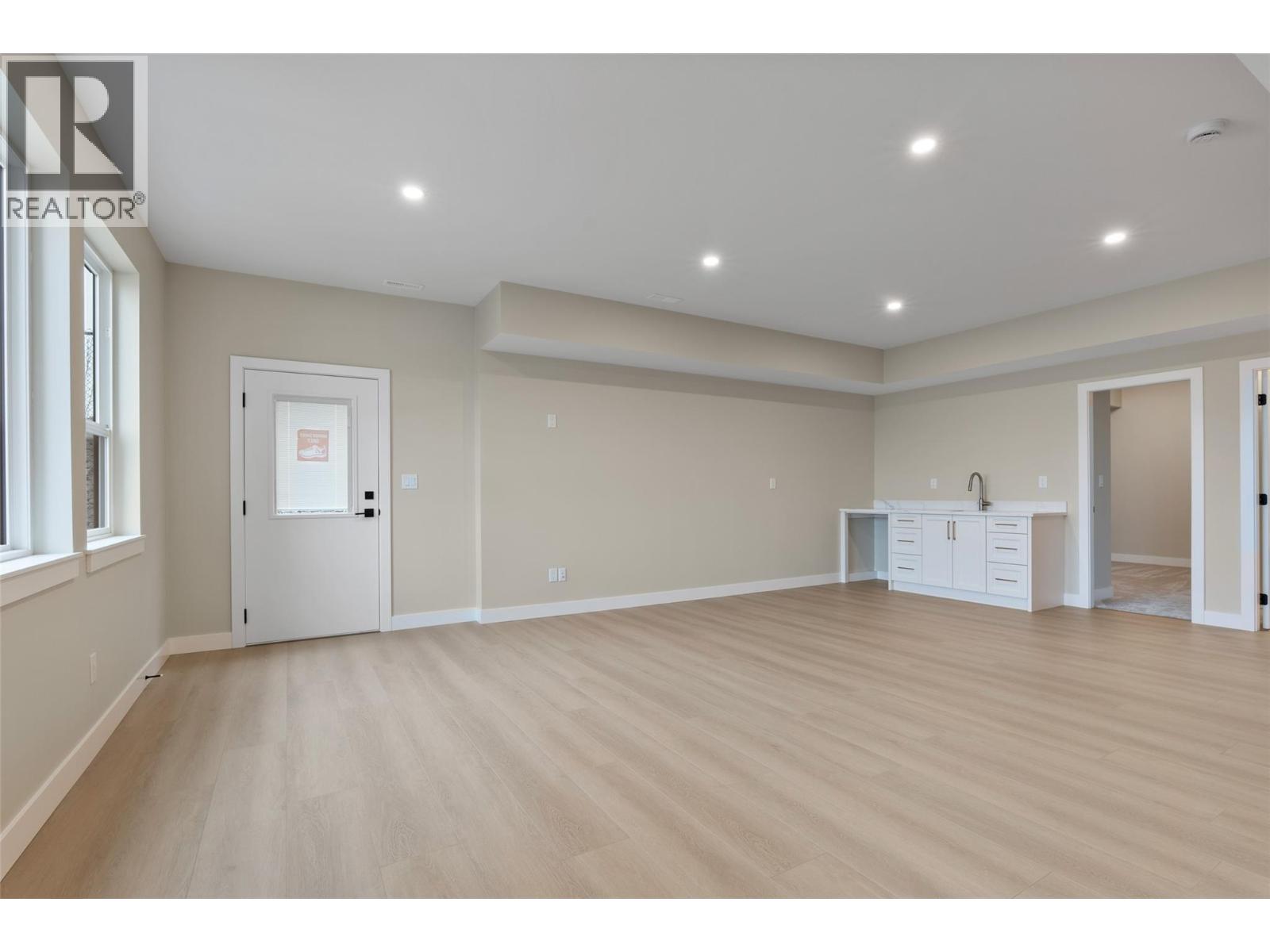 2082 LINFIELD Drive - 52