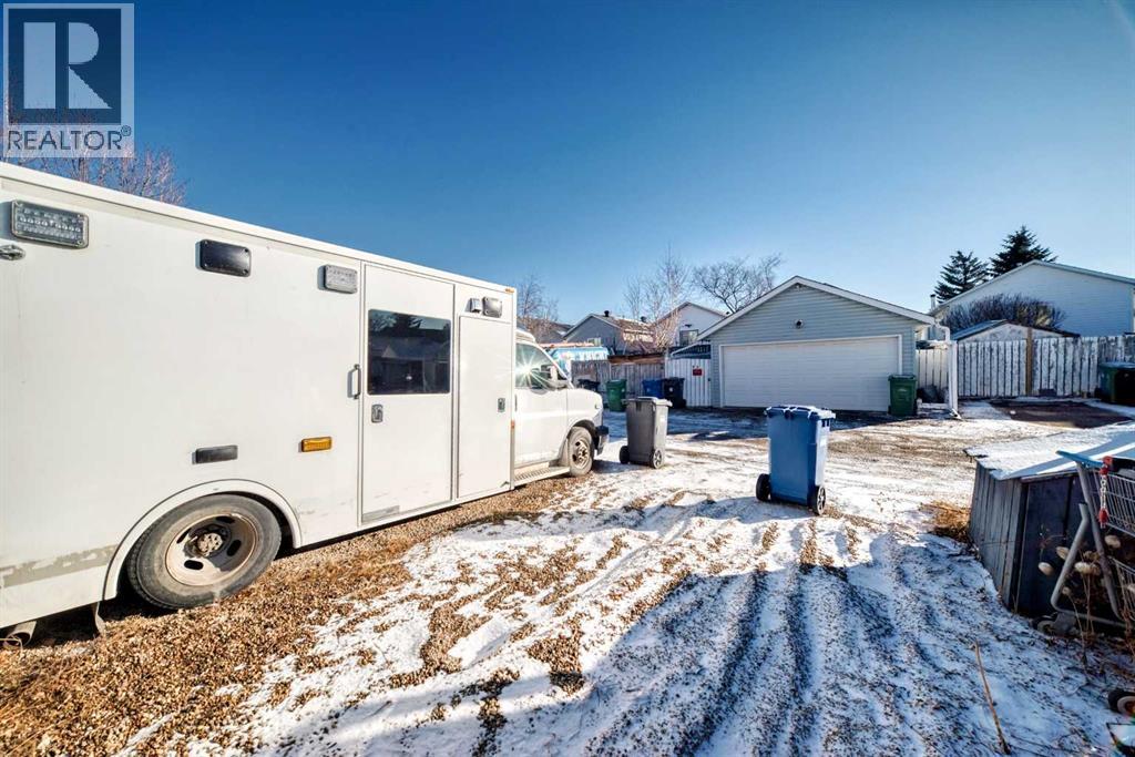 Single Family House Bi-level for Sale in  Hunterhorn Drive NE Huntington Hills Calgary 