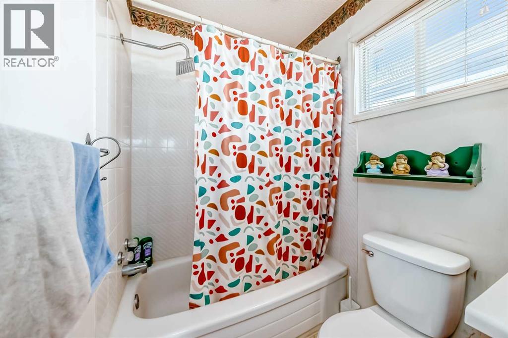 Single Family House Bi-level for Sale in  Hunterhorn Drive NE Huntington Hills Calgary 