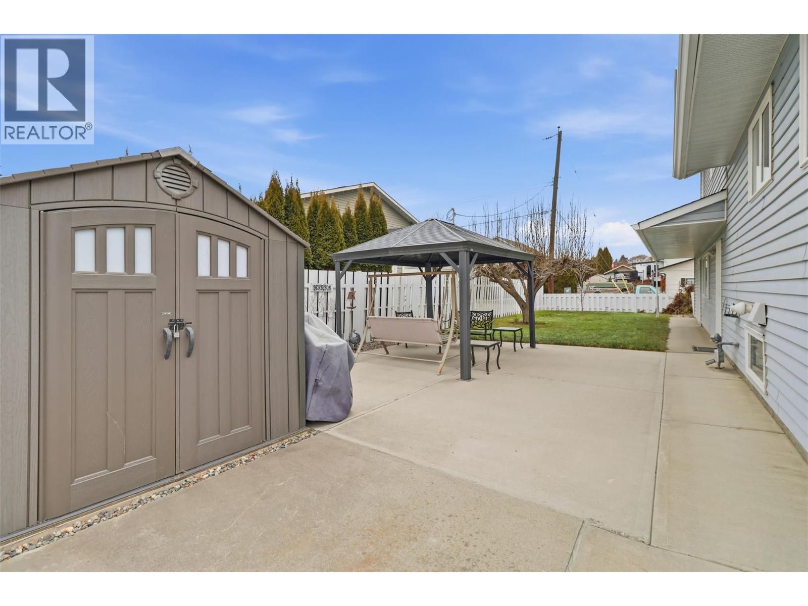 2195 PARKCREST AVENUE - 36