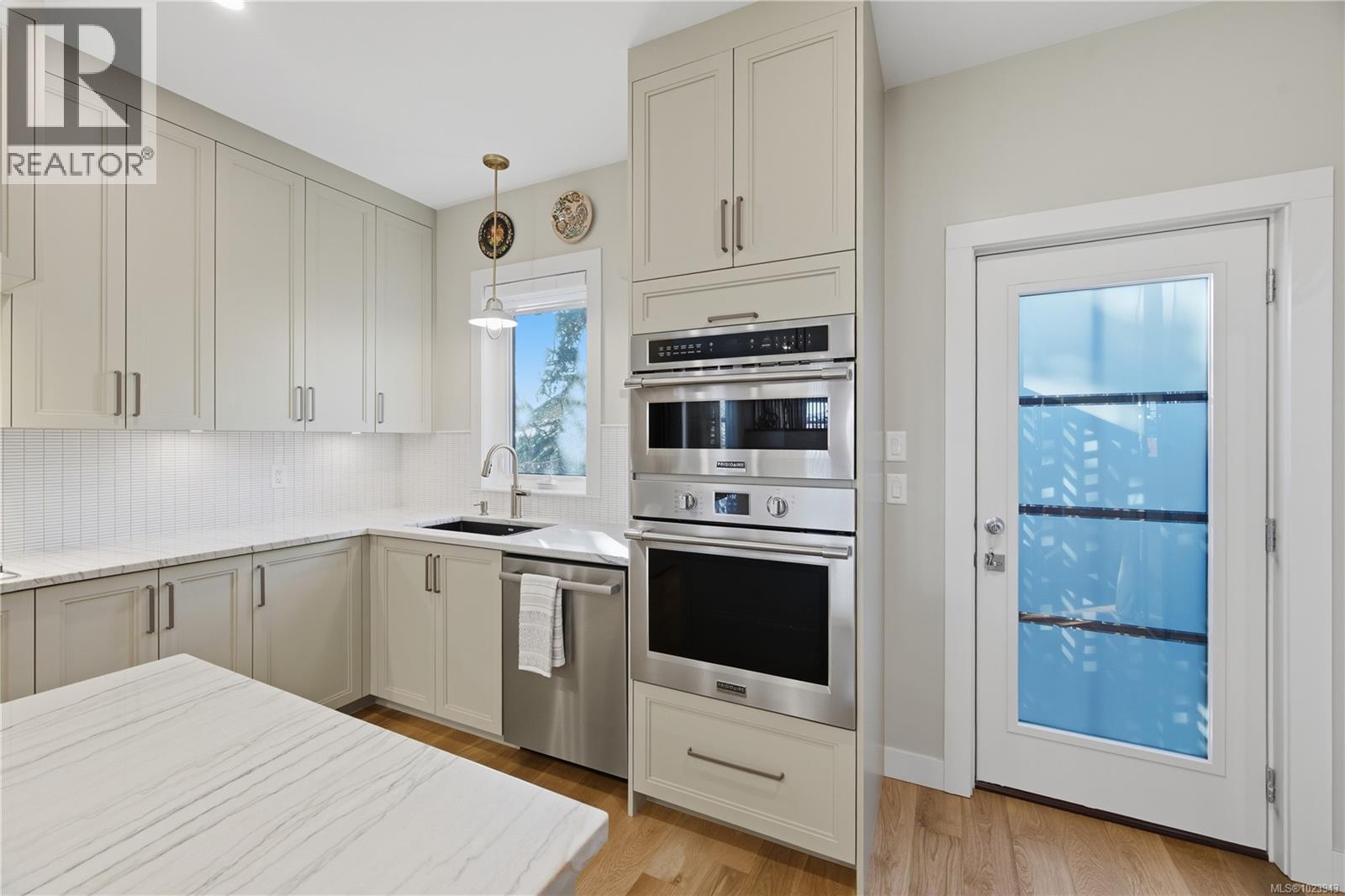 525 Sumas St, Victoria