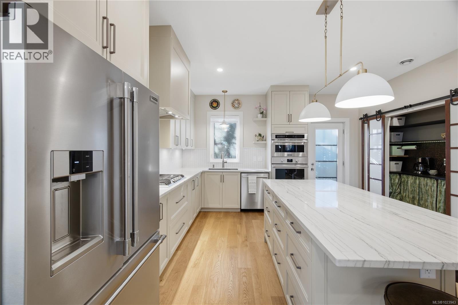 525 Sumas St, Victoria