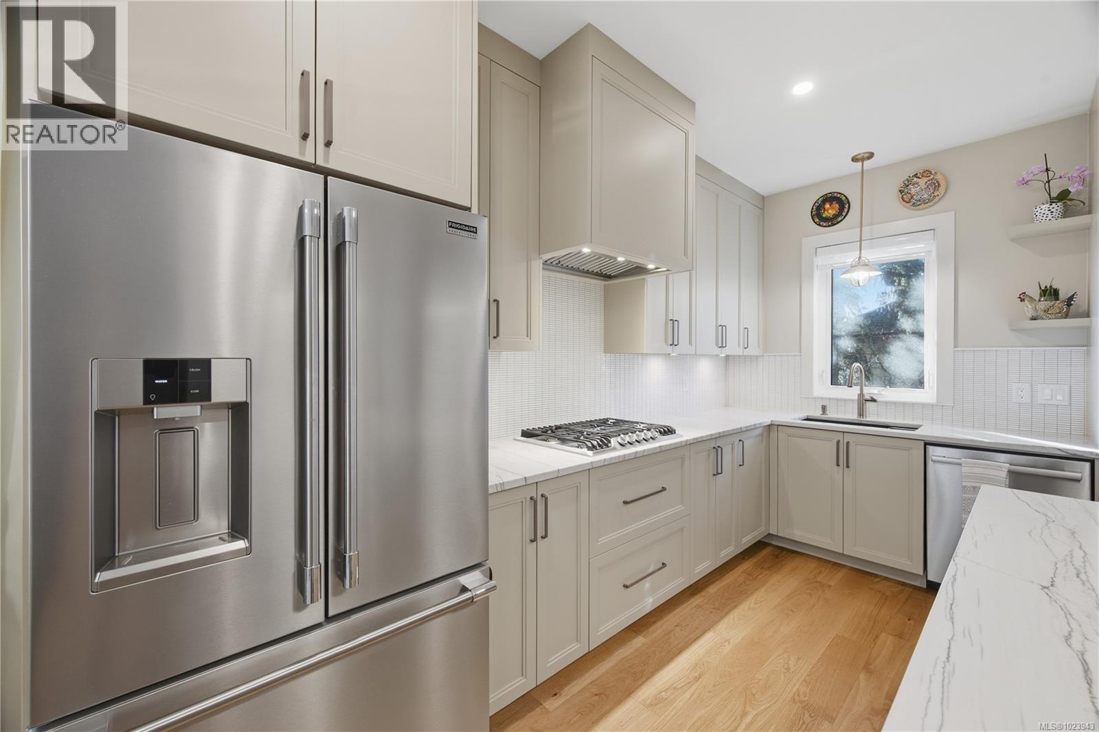 525 Sumas St, Victoria