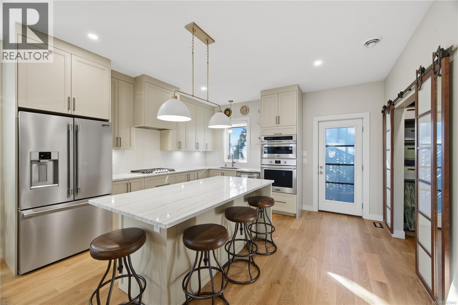 525 Sumas St, Victoria