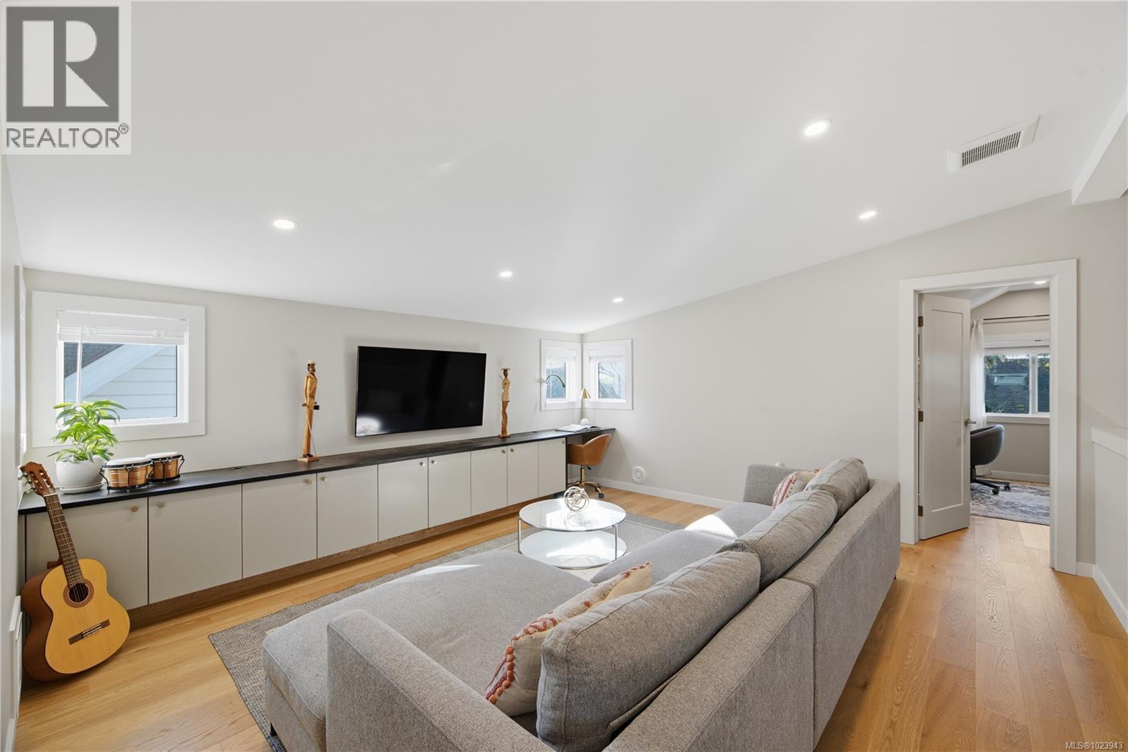 525 Sumas St, Victoria