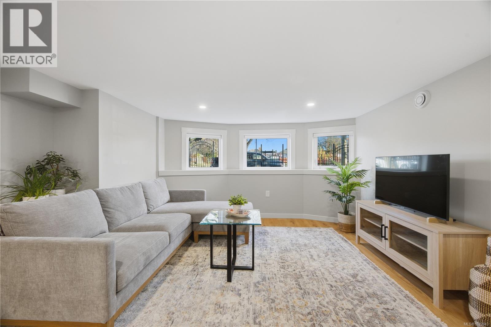 525 Sumas St, Victoria