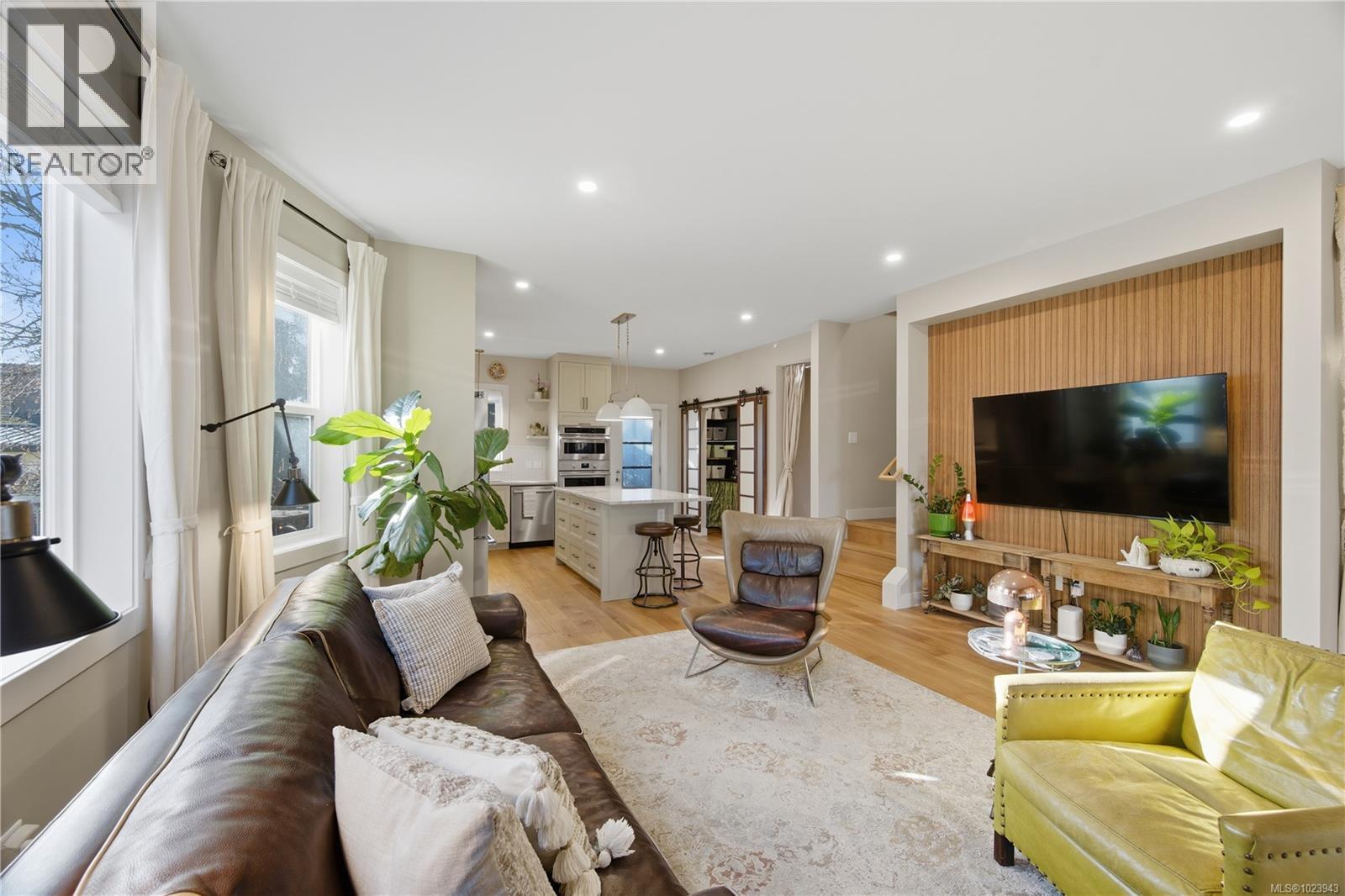 525 Sumas St, Victoria