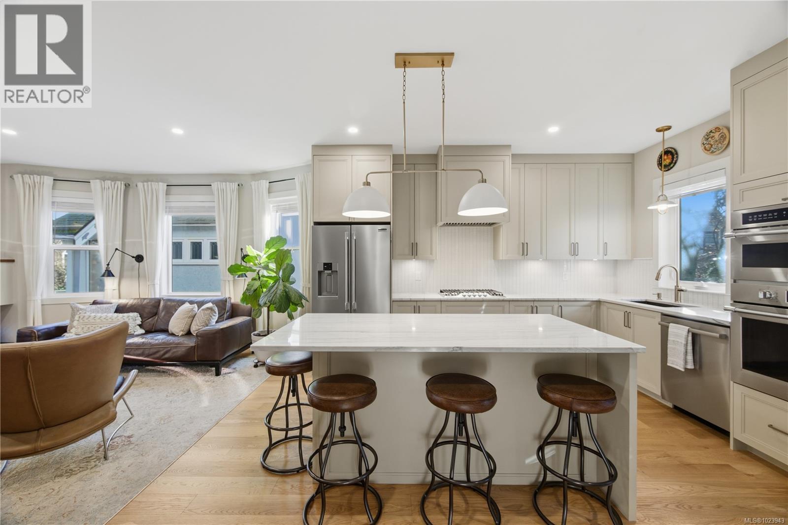 525 Sumas St, Victoria