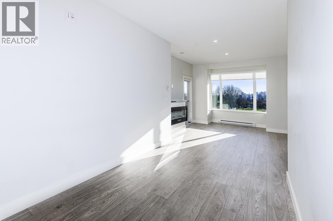 411 1633 TATLOW AVENUE, North Vancouver