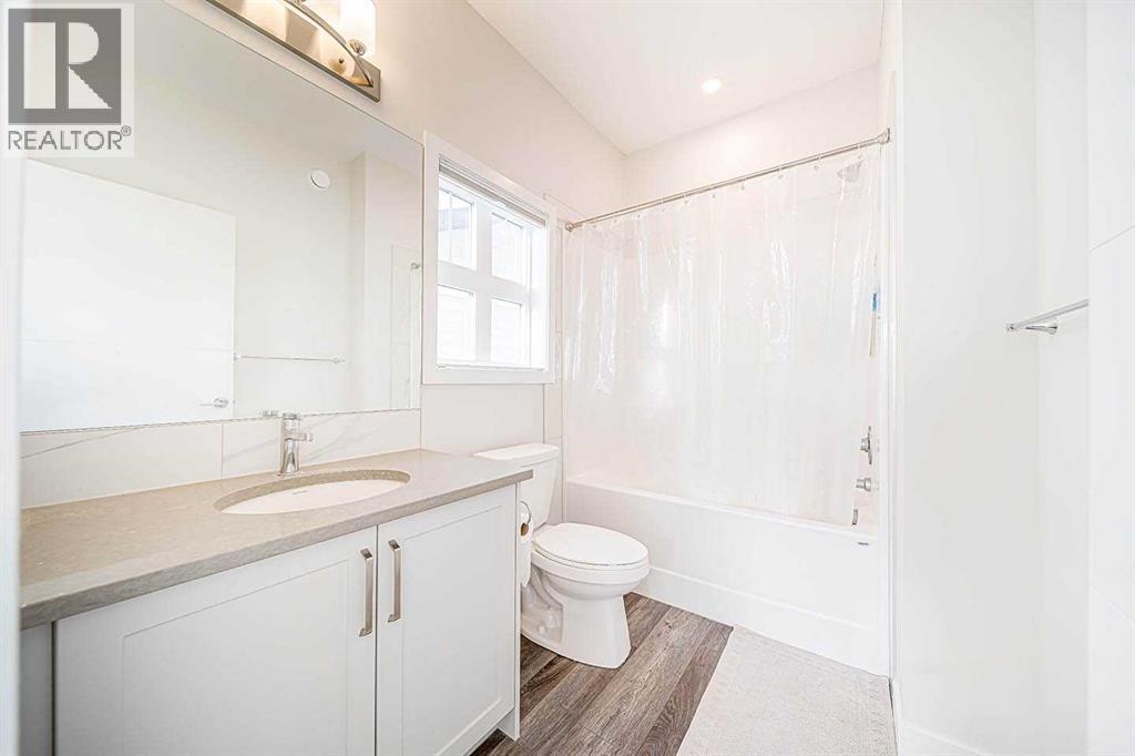 Single Family House for Sale in  Les Jardins Park SE Douglasdale/Glen Calgary 