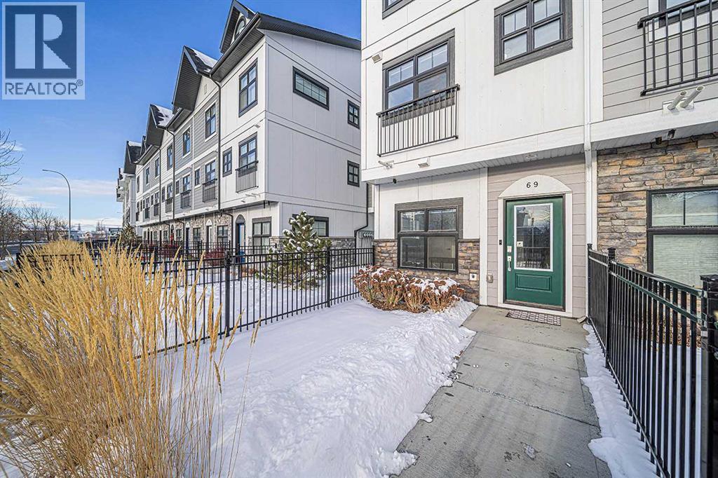 Single Family House for Sale in  Les Jardins Park SE Douglasdale/Glen Calgary 