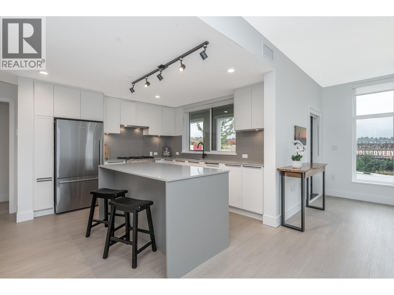 #102-320 RIDGE Street, Delta