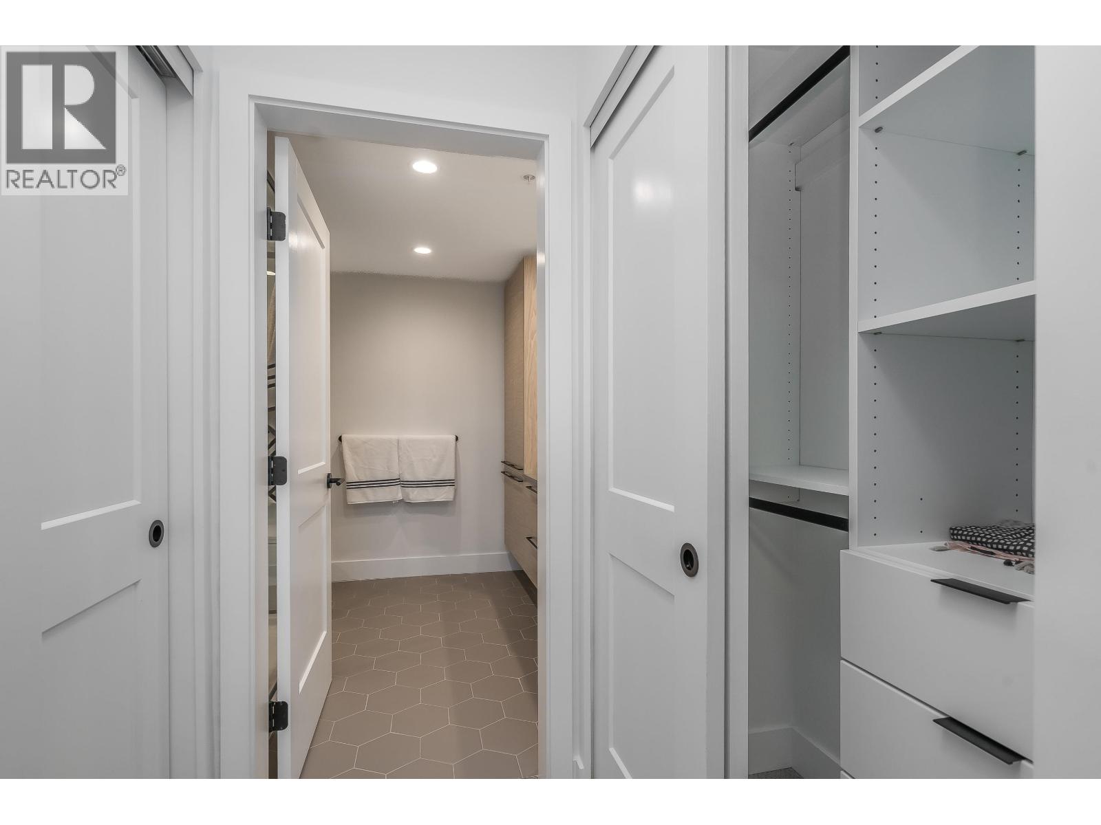 #102-320 RIDGE Street, Delta