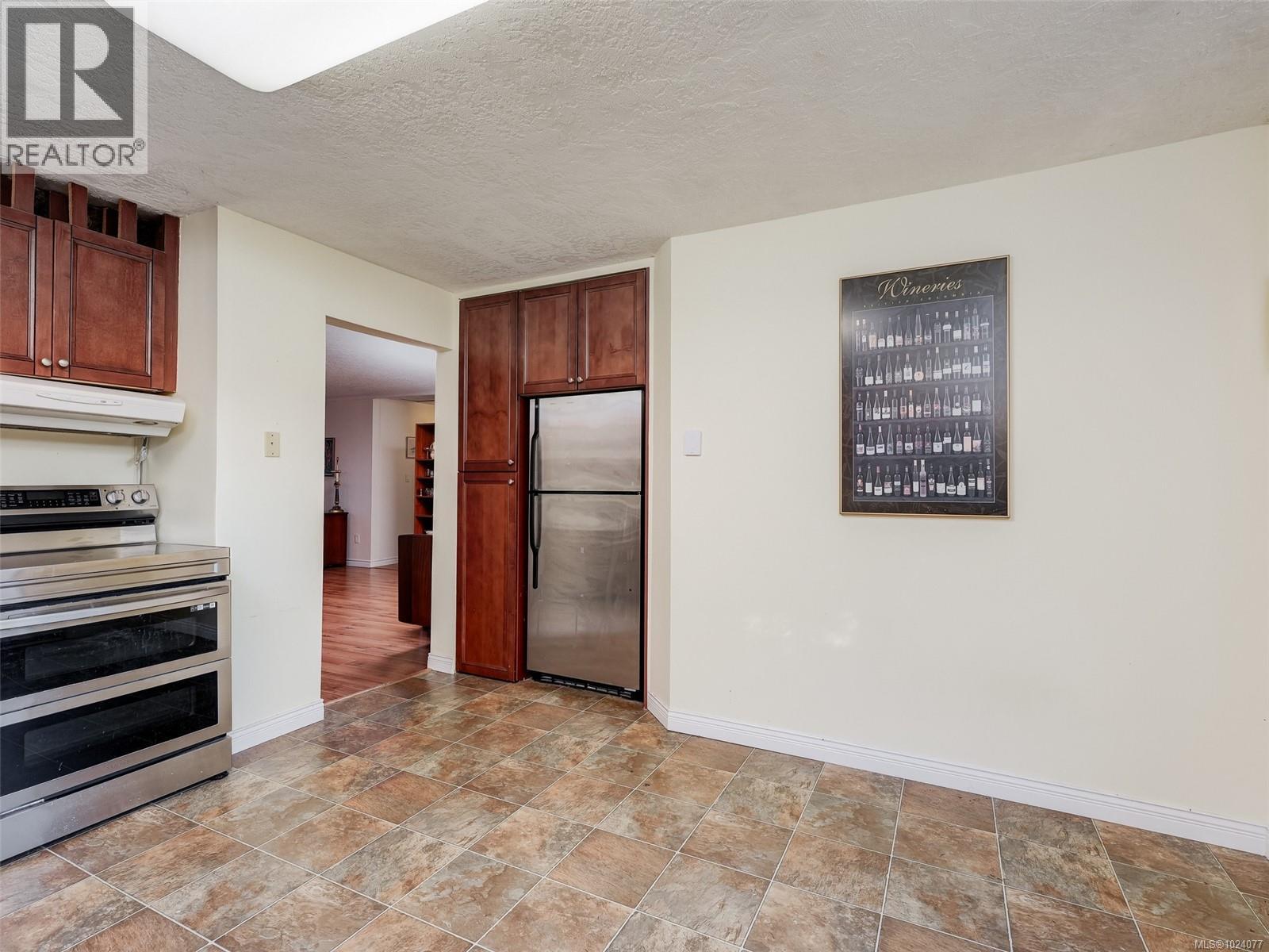 668 Charmar Cres, Langford