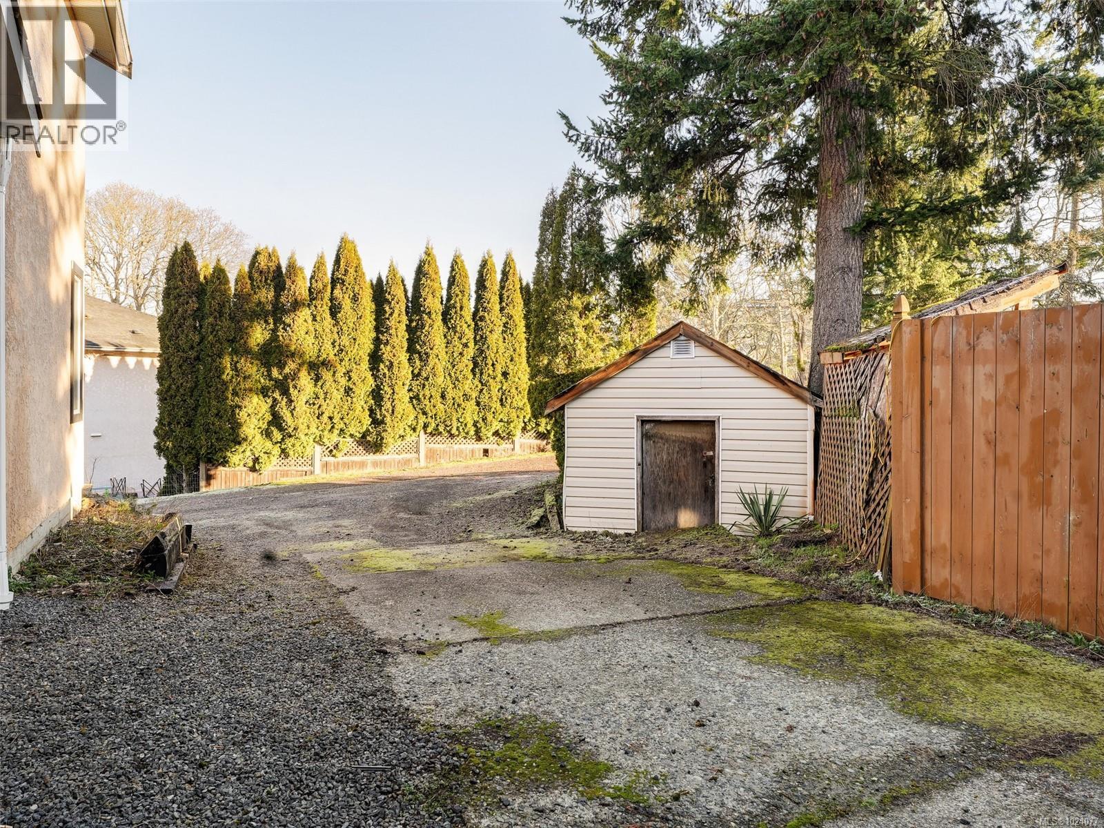 668 Charmar Cres, Langford