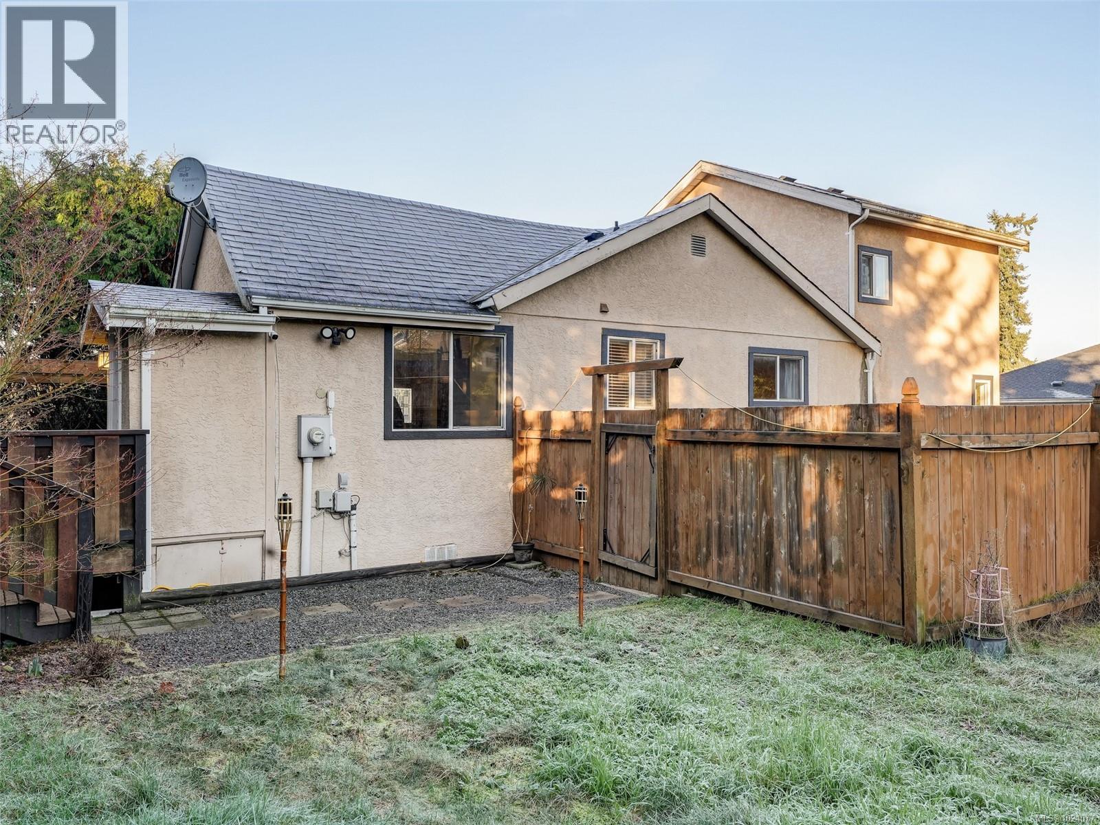 668 Charmar Cres, Langford