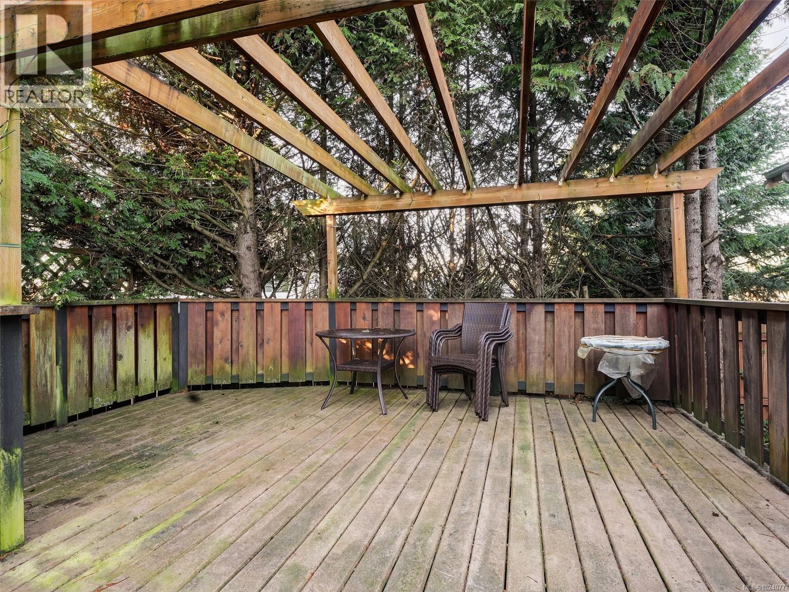 668 Charmar Cres, Langford