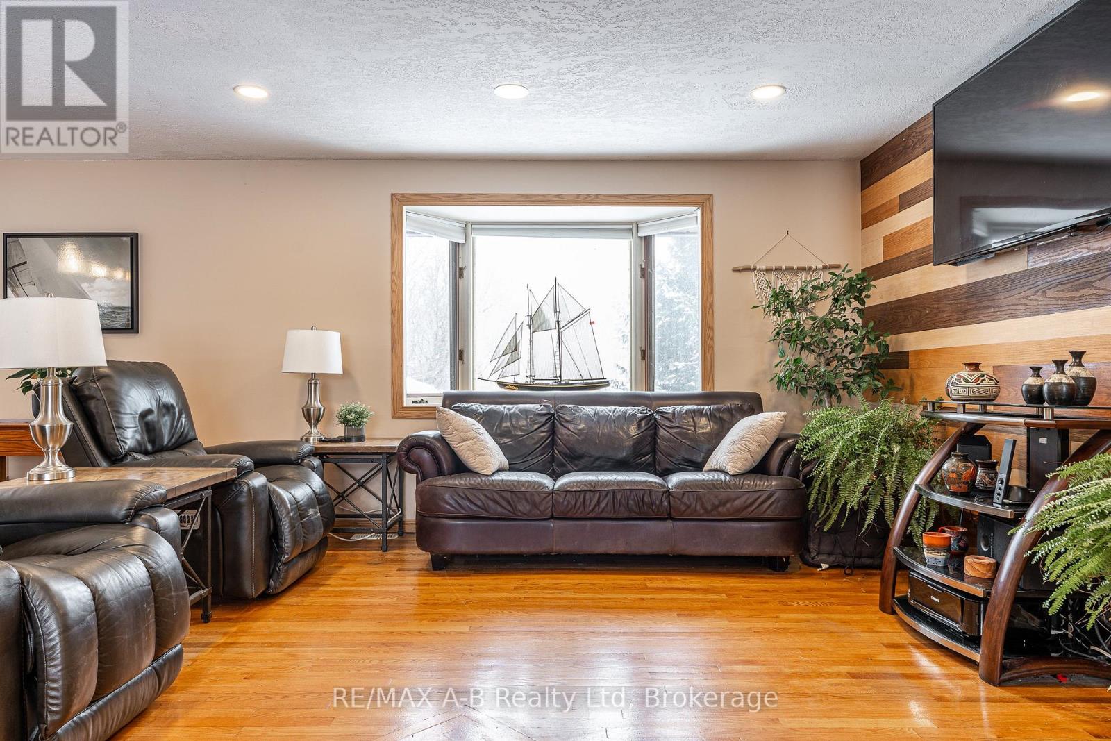 332 WIDDER STREET E - 9
