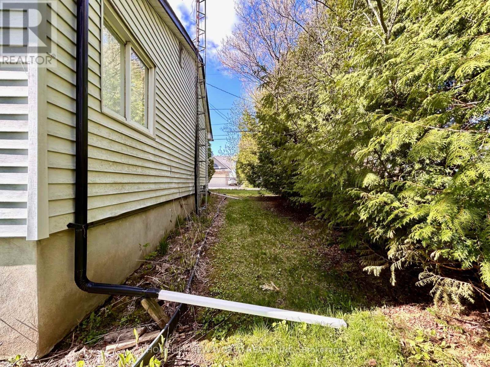 39 WINDSOR DRIVE - 12