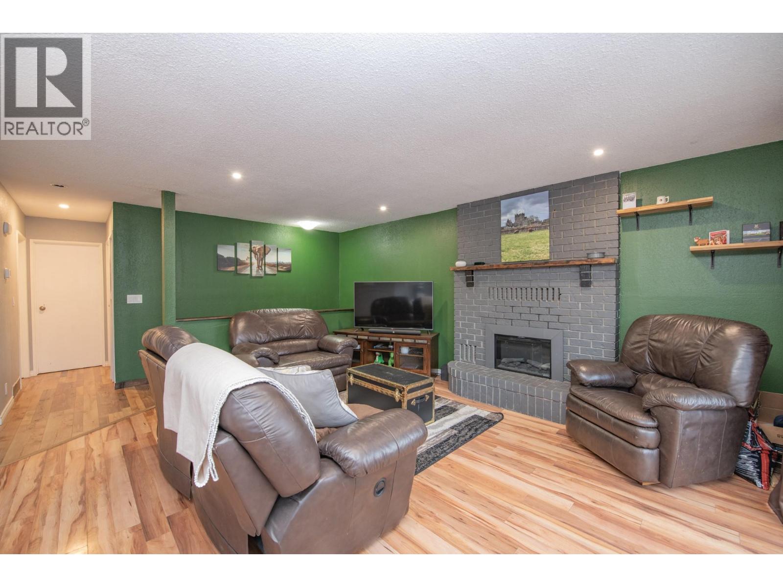 5121 27 Avenue - 9
